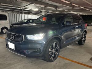 ボルボ XC40 B4 AWD インスクリプション（令和3年式・紺）